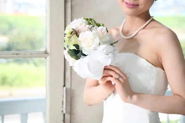 新婚カップルが「ブーケを検討・決定する時期」