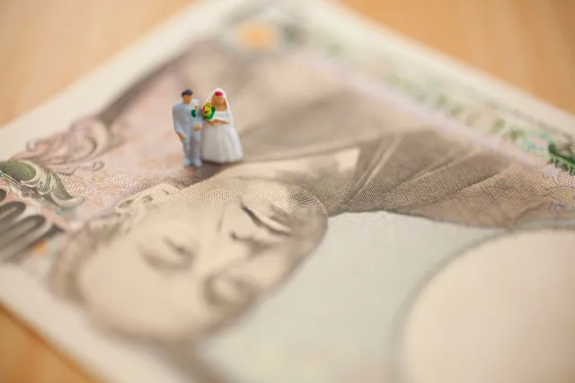 新婚カップルの引出物の1人あたりの金額