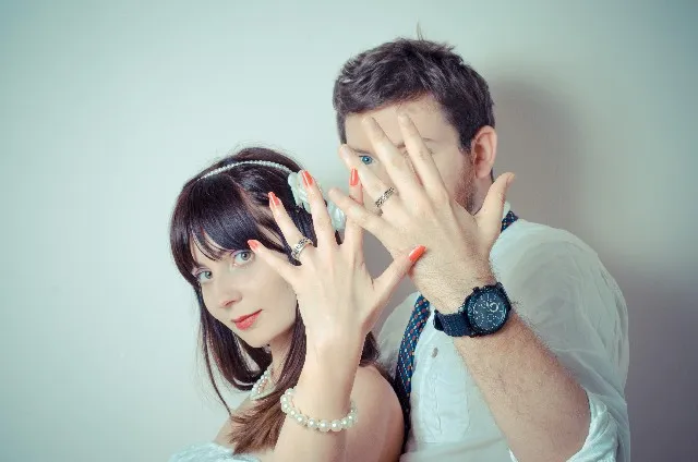 新婚カップルたちは「結婚指輪をどこの店舗で購入した？」