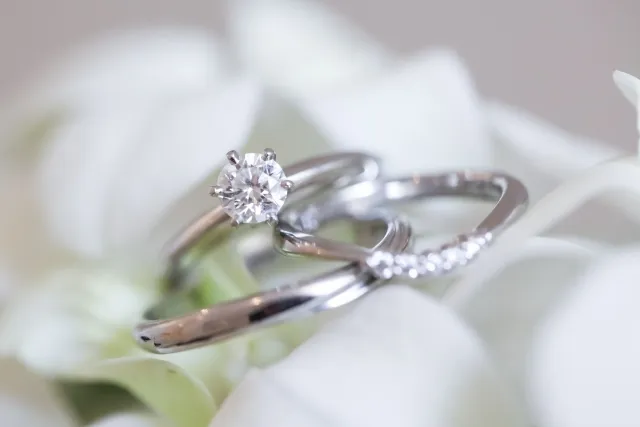 新婚カップルたちの「婚約指輪の材質、スタイル、カラット数事情」