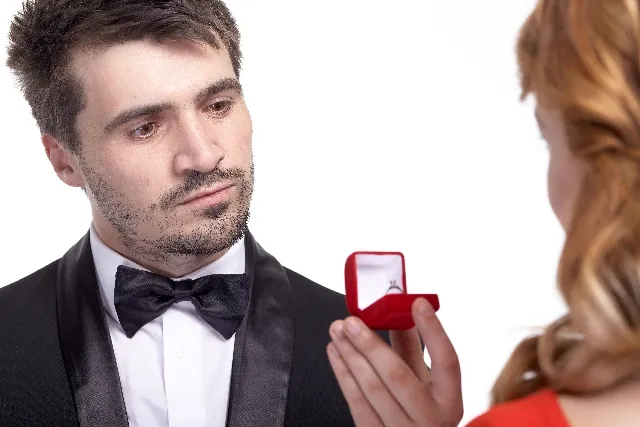 新婚カップルたちが「婚約指輪の購入を検討し決定する時期は？」