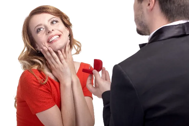 新婚カップルたちが「婚約指輪の購入検討時に利用した情報源は？」