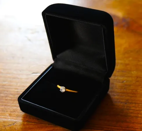 新婚カップルたちは「婚約指輪をどこの店舗で購入した？」